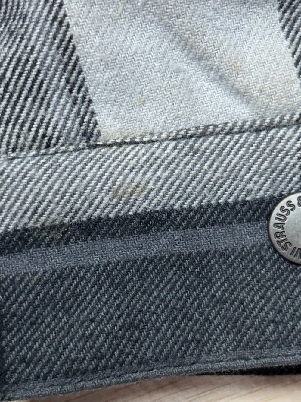 Levi's Men's Size M Quilted Lined Flannel Shirt Jacket Gray Black Plaid Shacket - Picture 8 of 10